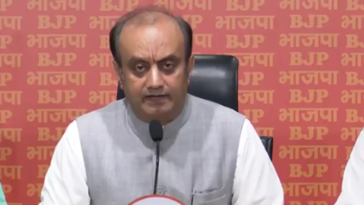 राहुल गांधी के बयान पर आगबबूला  हुए सुधांशु त्रिवेदी, कहा- सेना की उपलब्धियों की 'आत्मसमर्पण' से तुलना... बहादुरी और बलिदान का अपमान