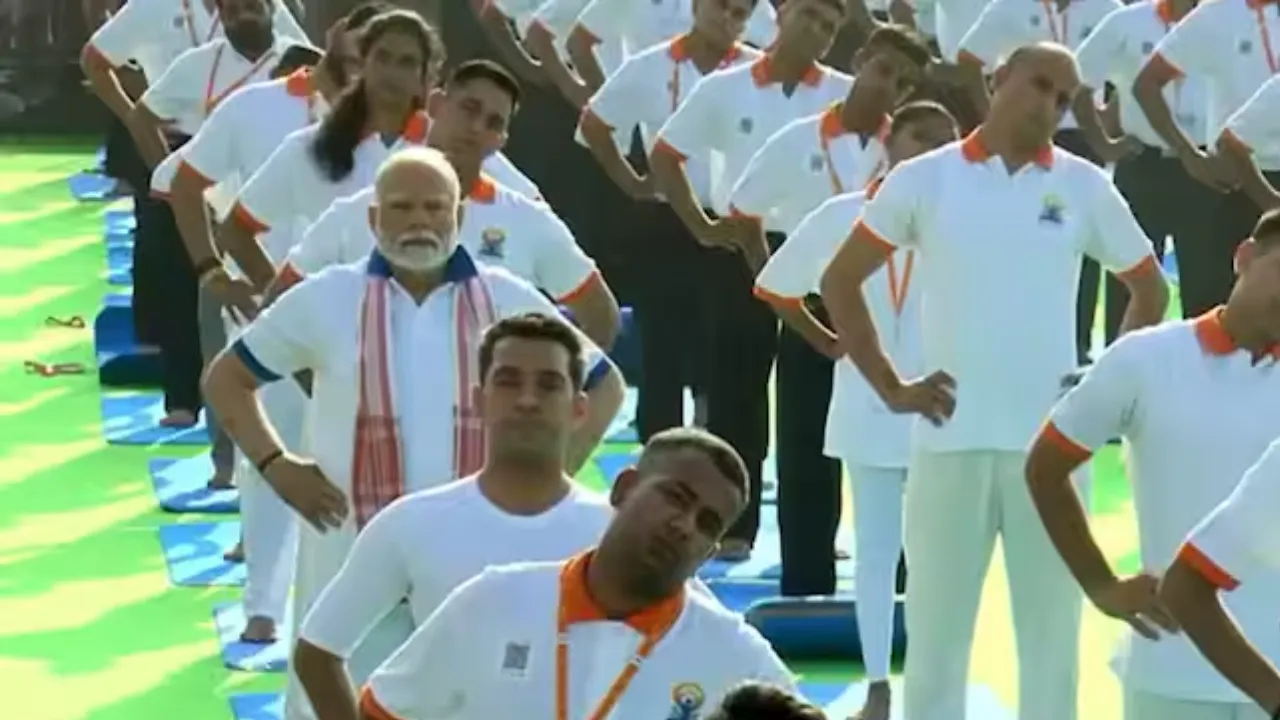 International Yoga Day 2025:  विशाखापट्टनम से PM मोदी का संदेश- 'योग सभी का और सभी के लिए, योग ने पूरी दुनिया को जोड़ा'
