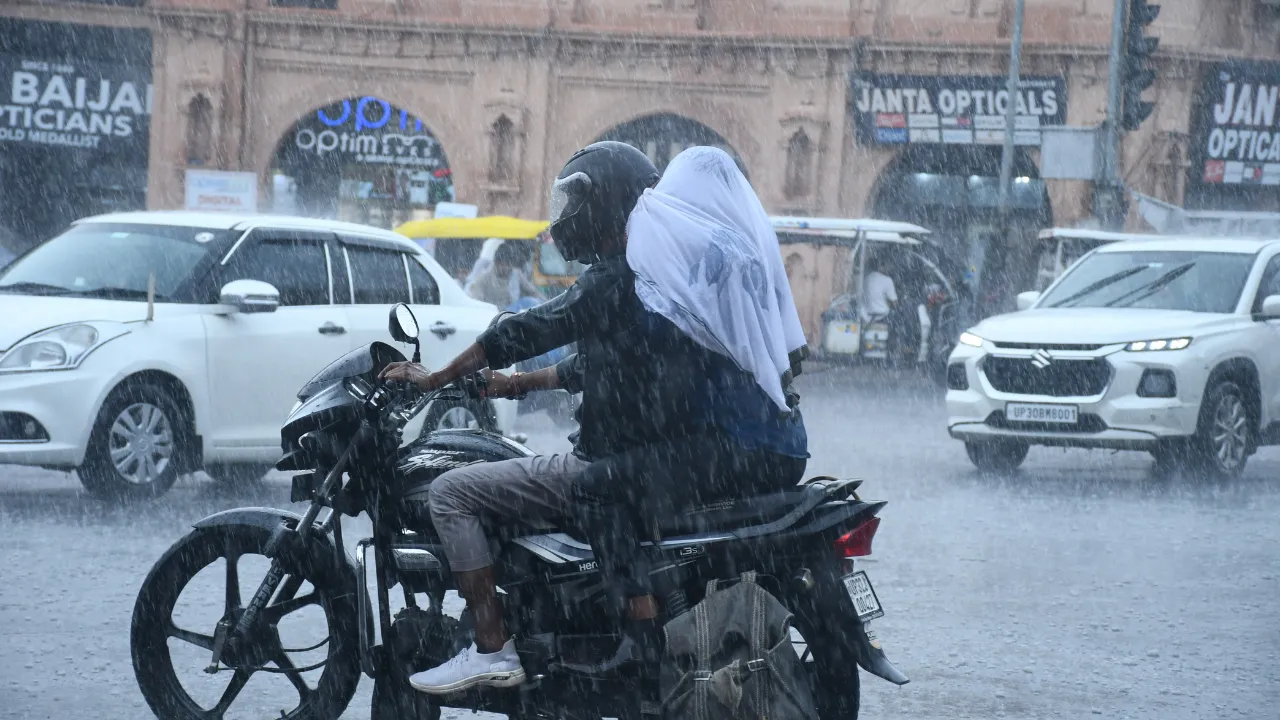 UP News: आज 53 जिलों में होगी भारी बारिश, जारी अलर्ट, राजधानी में सुबह से छाए काले बादल