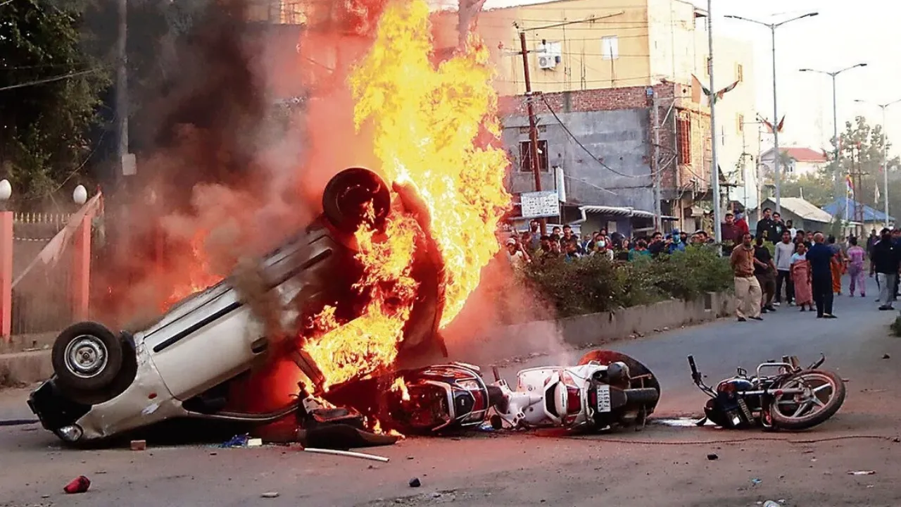 मणिपुर में फिर भड़की हिंसा, इंटरनेट सेवाएं निलंबित, लगा कर्फ्यू 