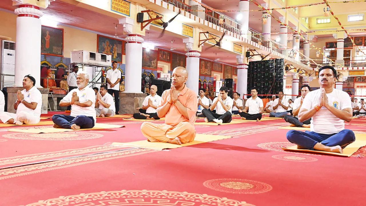 योगी और योगा... CM ने लोगों को दिया स्वस्थ तन और मन का संदेश, देखें Photos
