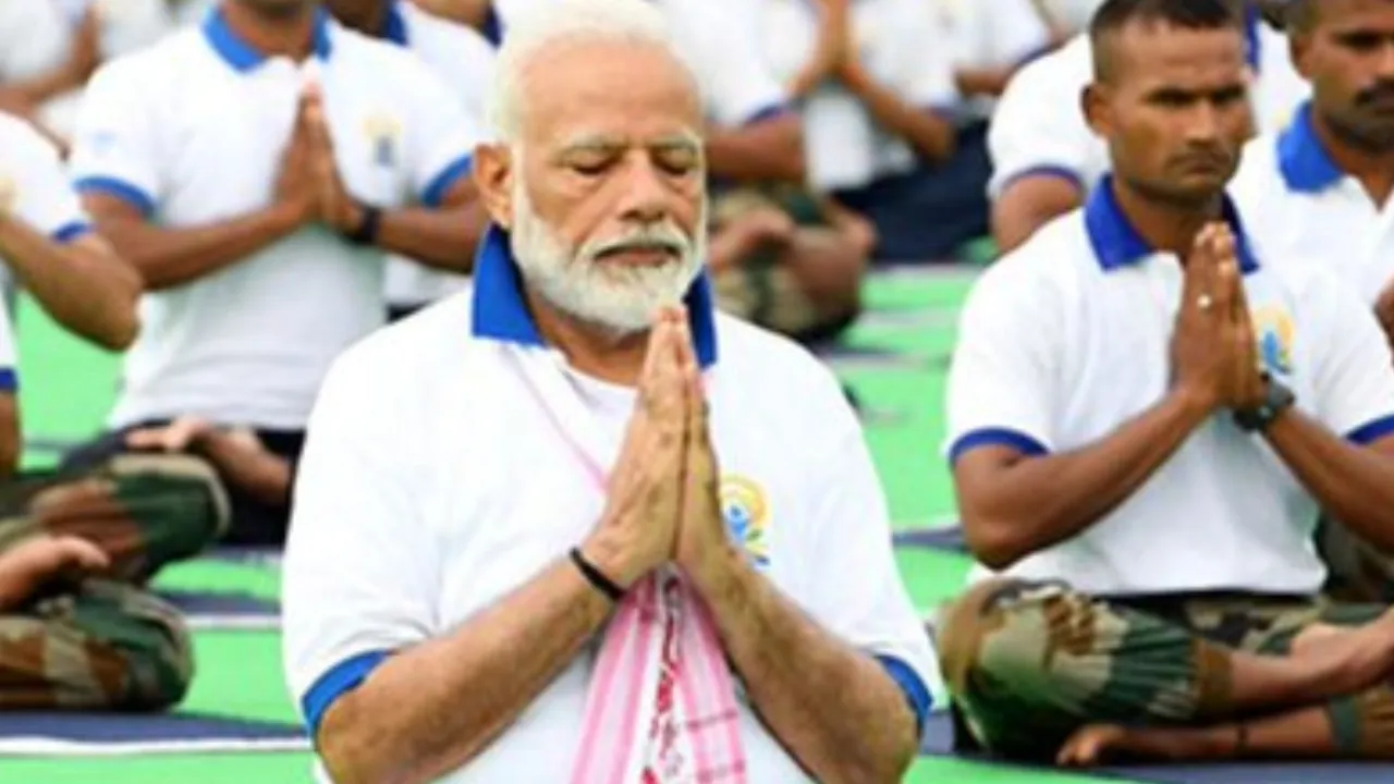 International Yoga Day 2025: 'सिडनी ओपेरा हाउस की सीढ़ियां हों या एवरेस्ट पर्वत...', PM मोदी ने दुनिया को दिया योग का खास संदेश