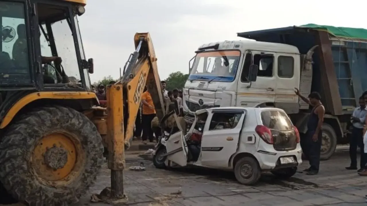 कौशांबी में भीषण सड़क हादसा: टायर फटने से डंपर से टकराई कार, एक ही परिवार के पांच लोगों की मौत, CM योगी ने लिया संज्ञान