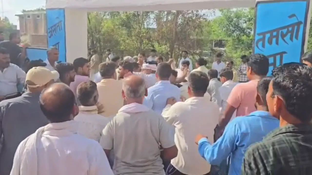 चौपाल में डीएम के आने से पहले दो पक्षों में हुई मारपीट से मची भगदड़, 3 आंगनबाड़ी कार्यकर्ता घायल 