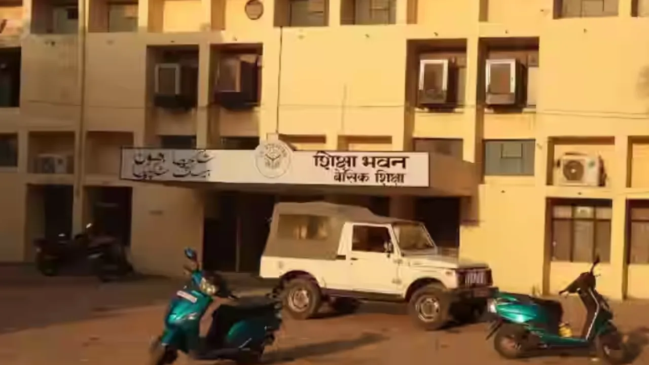 बेसिक शिक्षा विभाग के आदेश से आक्रोशित शिक्षक, संगठन जमकर कर रहे विरोध, जानें क्या है ये 50 से कम छात्रों वाला नया रूल