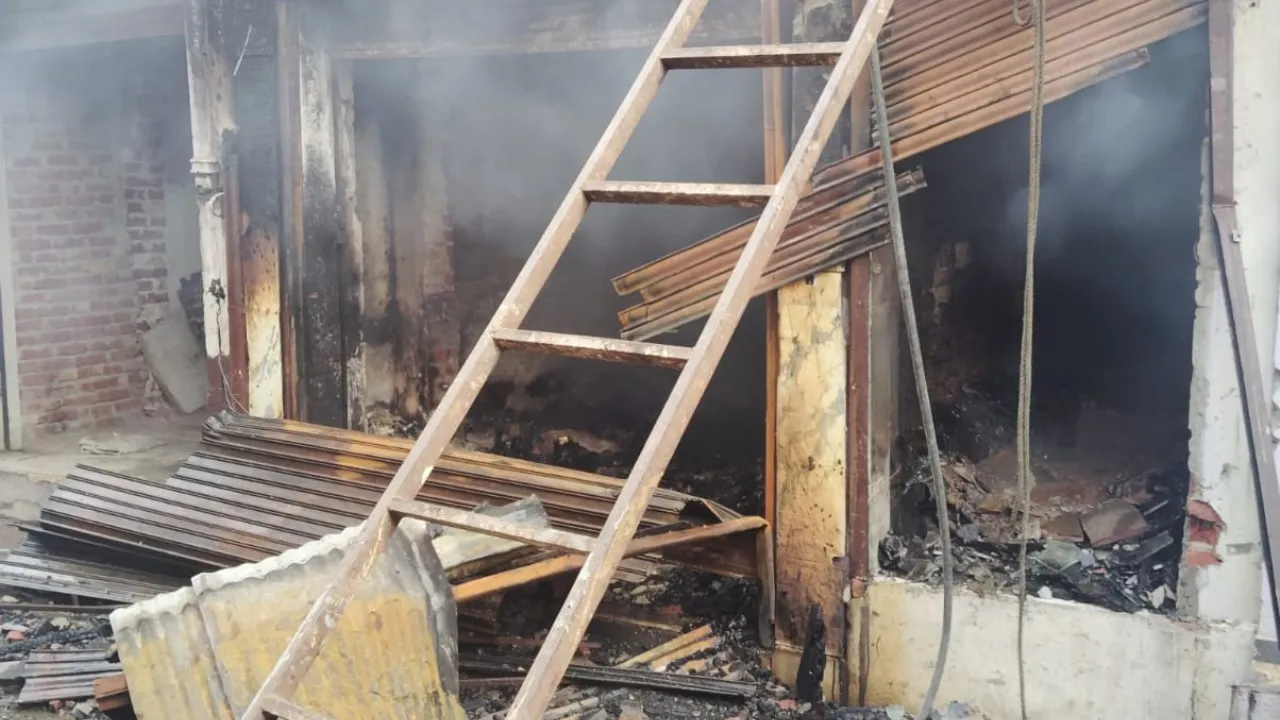 बुलंदशहरः शोरूम में शॉर्ट सर्किट से लगी भीषण आग, फटी छत, लाखों का सामान जलकर राख