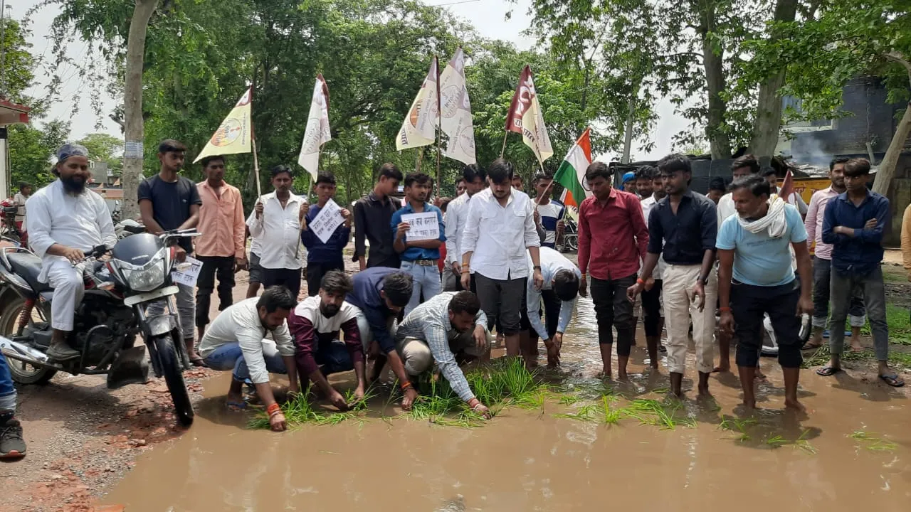 गोंडा की बदहाल सड़कें, परेशान हो रहे लोग, छात्र पंचायत ने धान रोपाई कर जताया विरोध, देखें VIDEO