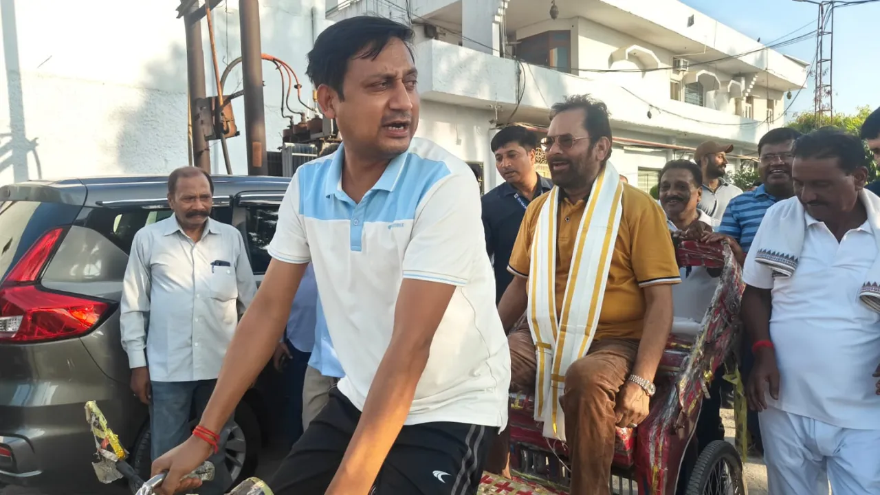 International Yoga Day 2025: योग को लेकर लोगों में दिखा उत्साह, मुख्तार अब्बास नकवी, DM और SP ने रामपुरवासियों के साथ किया योगाभ्यास