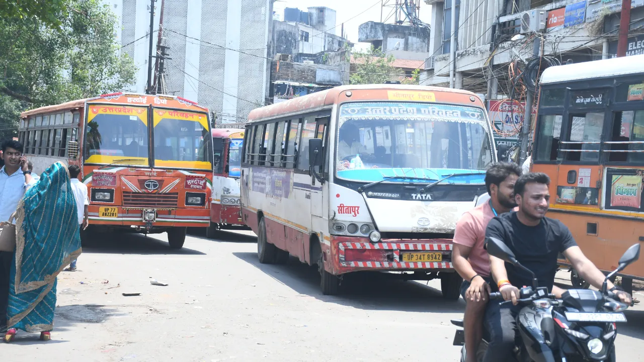 Lucknow: सड़क पर सवारियां भरतीं रोडवेज बसें, लगता जाम
