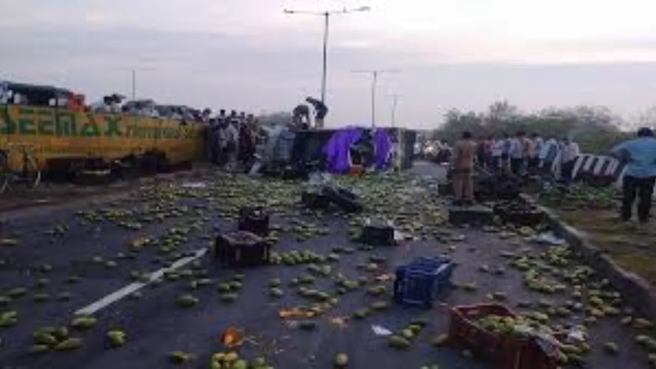 Agra: शाहदरा फ्लाई ओवर पर हुआ भीषण सड़क हादसा, आम ले जा रही गाड़ी पलटी, चार की मौत, एक की हालत गंभीर