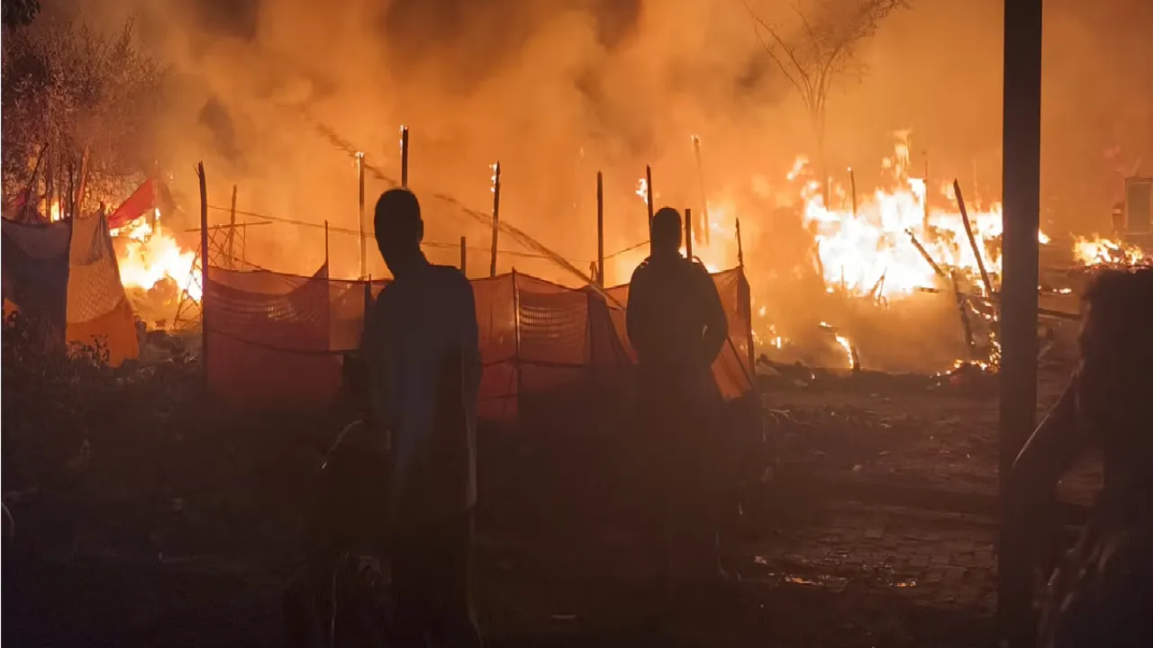 कानपुर की झुग्गी-बस्ती में लगी भयंकर आग, 50 से अधिक झोपड़ियां जलकर राख, धमाकों से दहला इलाका