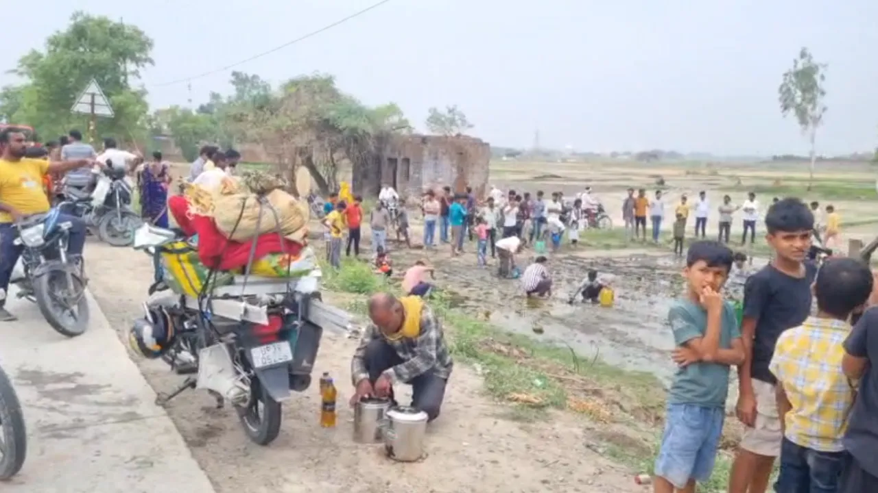 अमेठीः हाईवे किनारे खेत में पलटा तेल से भरा टैंकर, ग्रामीणों में मची लूट की होड़, देखें Video