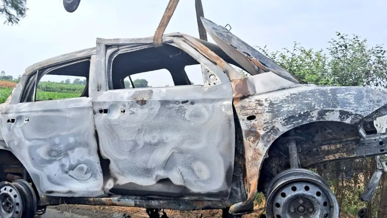 UP News: बुलंदशहर में भीषण हादसा, कार पुलिया से टकराकर पलटी, आग में जिंदा जले पांच लोग