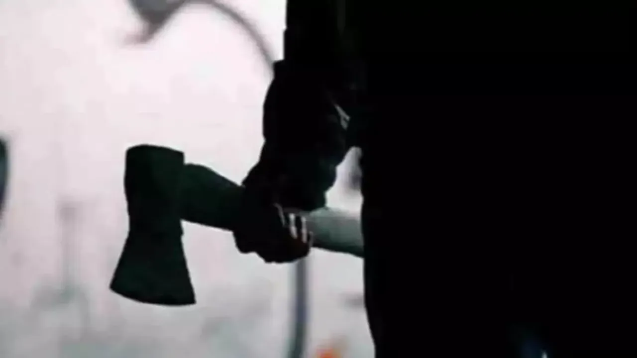 भाभी पर चचेरे देवर का कुल्हाड़ी से जानलेवा हमला, गंभीर हालत में लखनऊ रेफर, आरोपी फरार