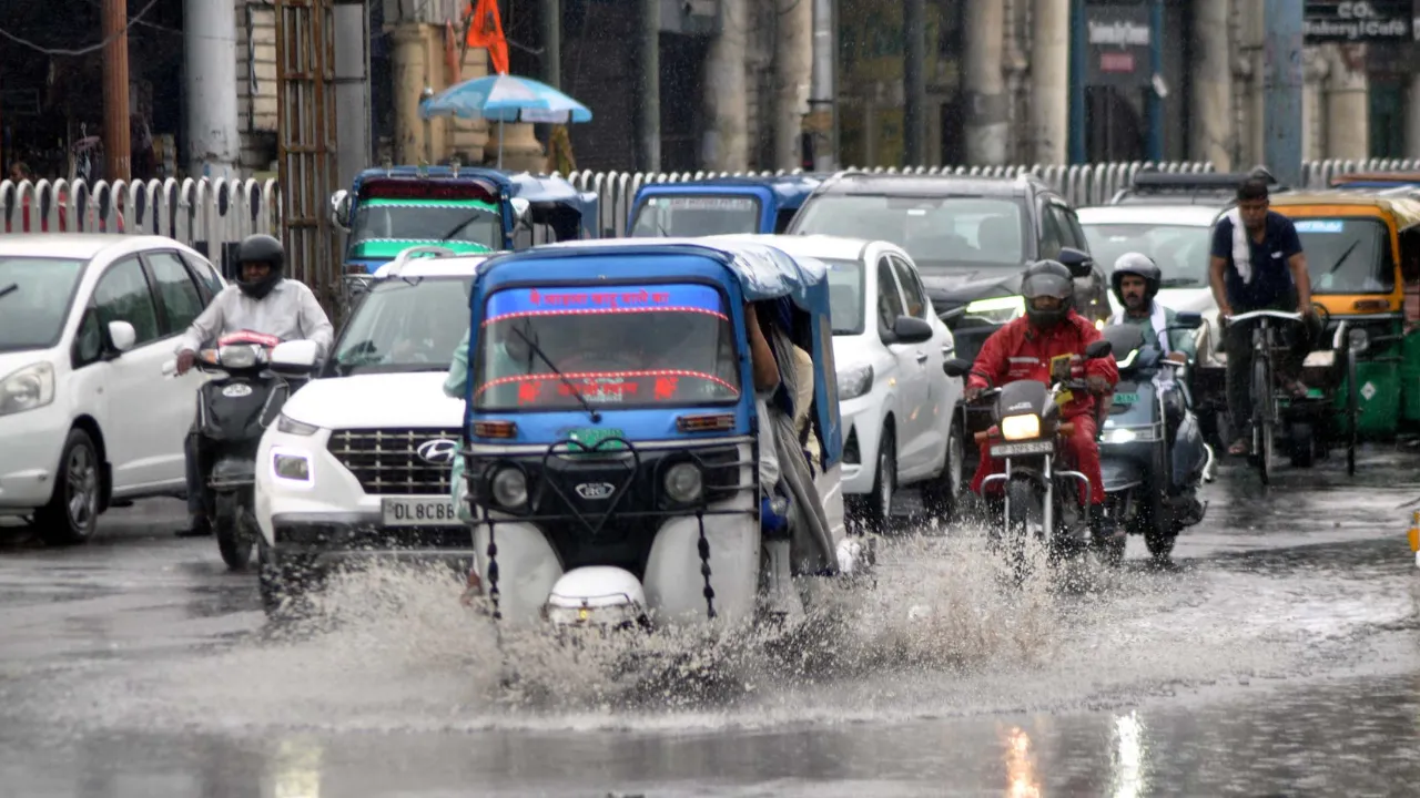 Monsoon in UP: कई जिलों में आज होगी भारी बारिश, वज्रपात के लिए ऑरेंज अलर्ट जारी, जानें मौसम का ताजा अपडेट