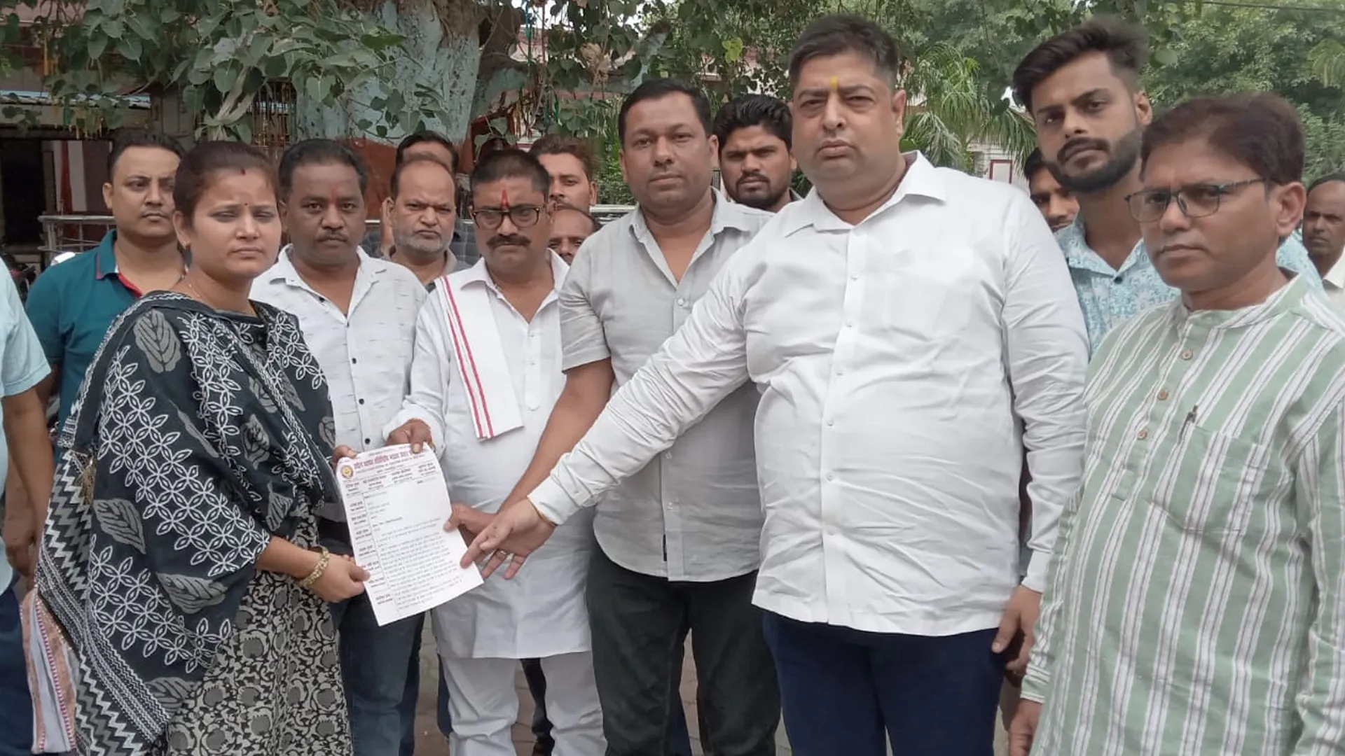 शाहजहांपुर: फूड विभाग के खिलाफ कलेक्ट्रेट में व्यापारियों का प्रदर्शन, सौंपा ज्ञापन