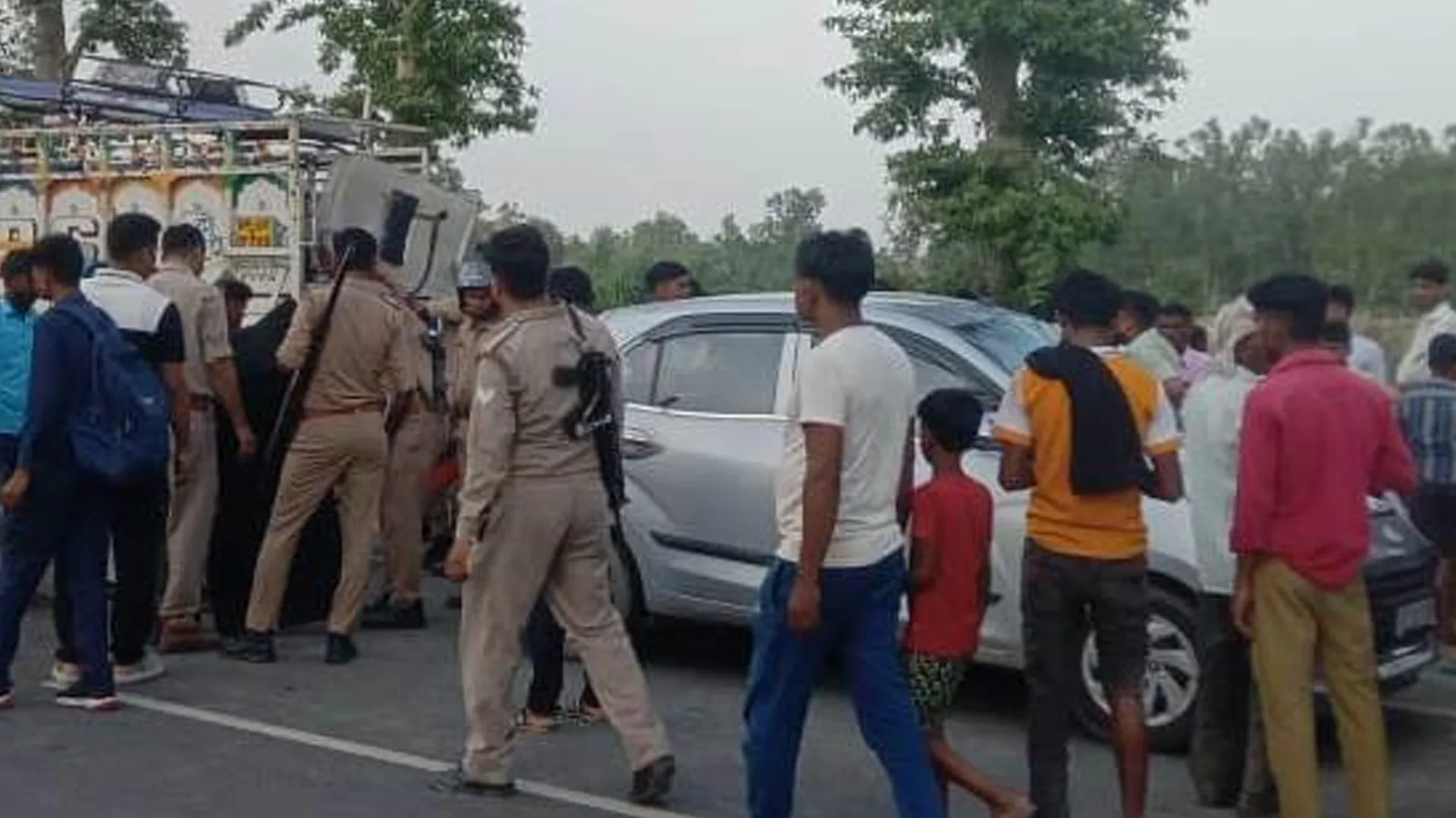 पीलीभीत: ई-रिक्शा और कार की टक्कर, दो की मौत..आठ घायल