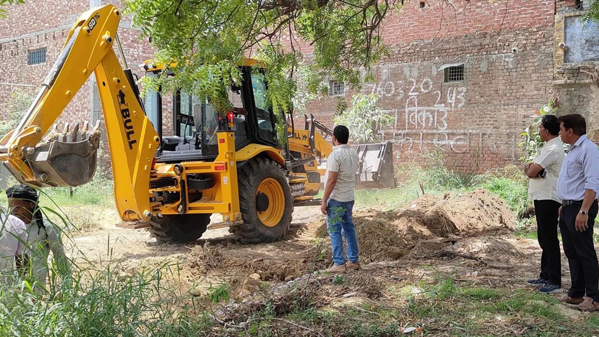 संभल : बंजर भूमि पर अवैध कब्रिस्तान, चला बुलडोजर