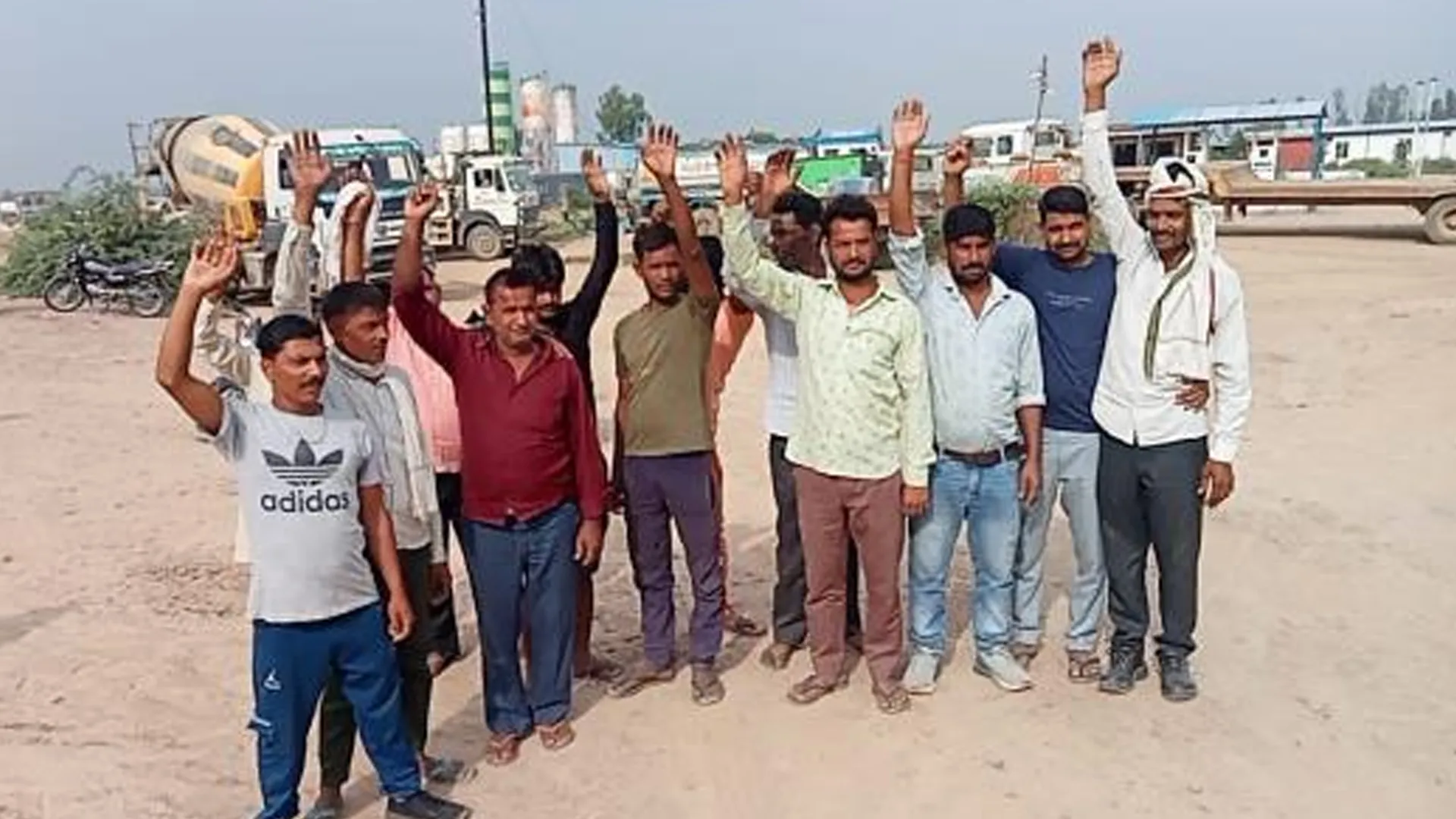 अमरोहा : गंगा एक्सप्रेसवे के मजदूरों ने किया प्रदर्शन