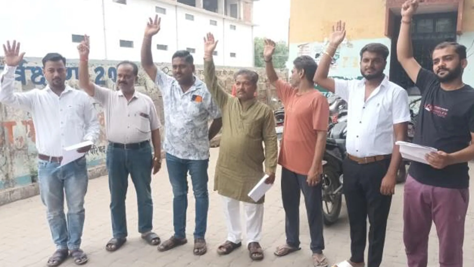 संभल : सरायतरीन सब्जी मंडी अवैध बता हटवाने की मांग, प्रदर्शन