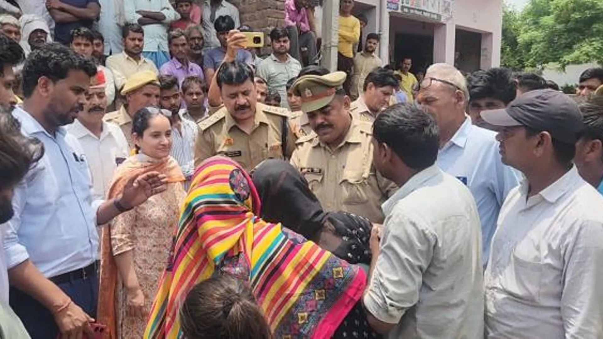 बदायूं : मृतक के परिजनों का हंगामा, एसडीएम के आश्वासन पर किया अंतिम संस्कार