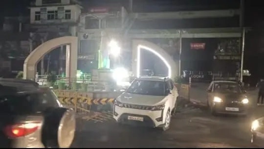 दो कारों में भीषण भिड़ंत, क्षतिग्रस्त हुआ तिकोनिया चौराहा   