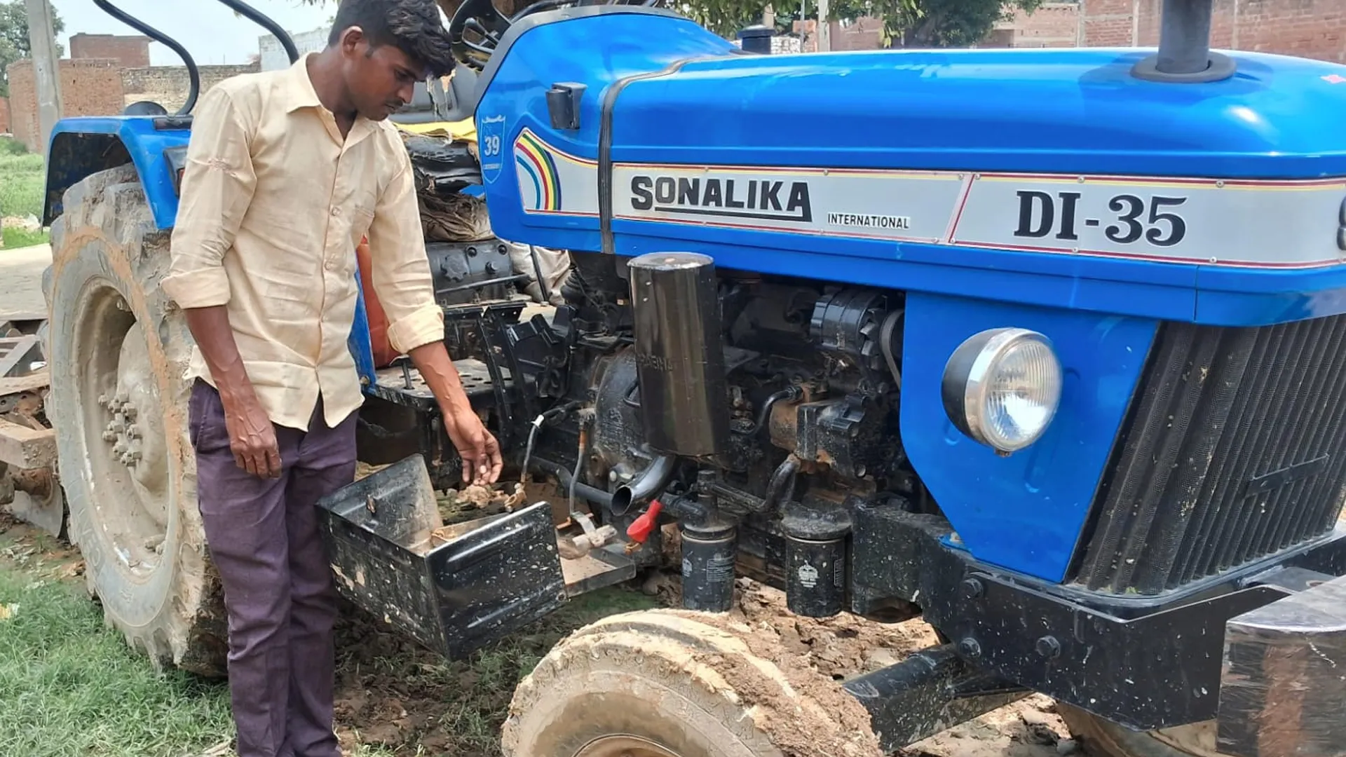 बदायूं : एक ही रात में छह ट्रैक्टर की बैट्रियां चोरी, ग्रामीण परेशान