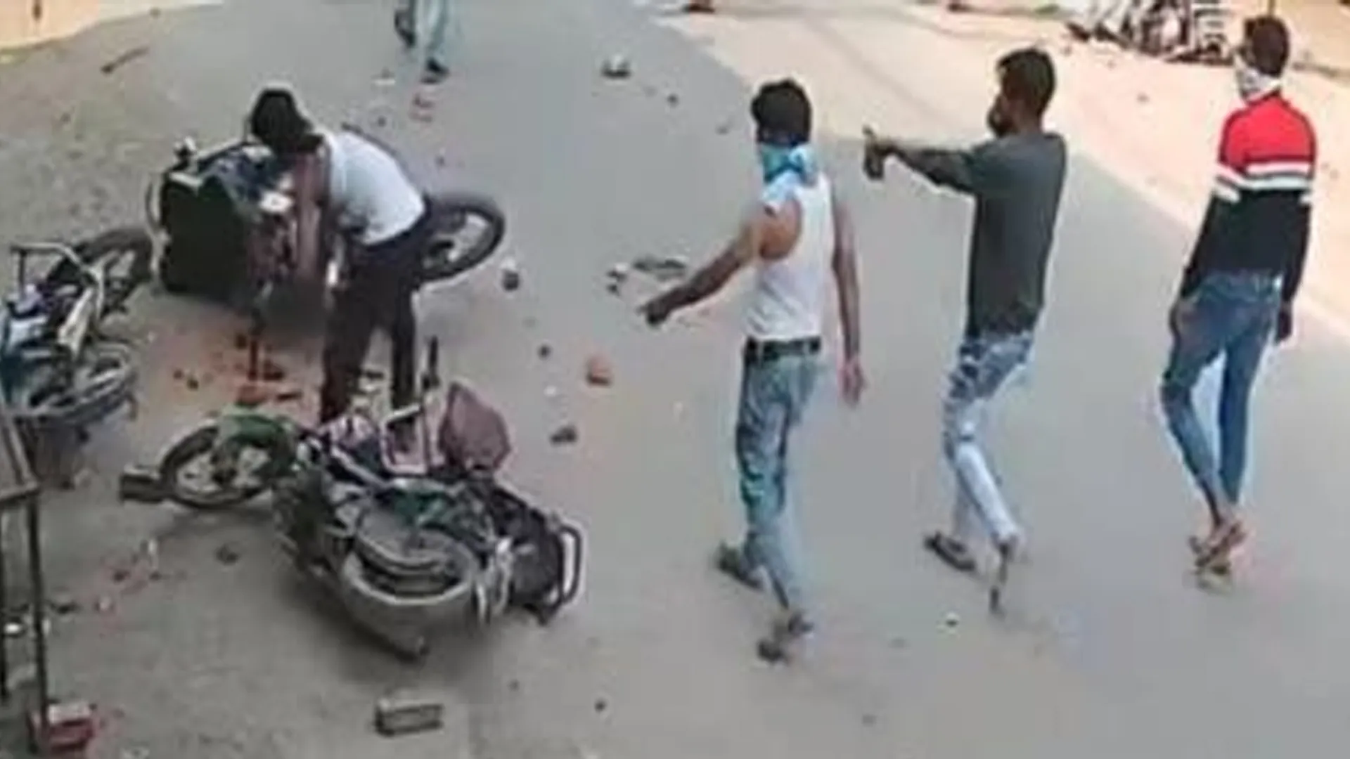 संभल : दूसरे जिलों में भी लगेंगे संभल हिंसा में फरार आरोपियों के पोस्टर