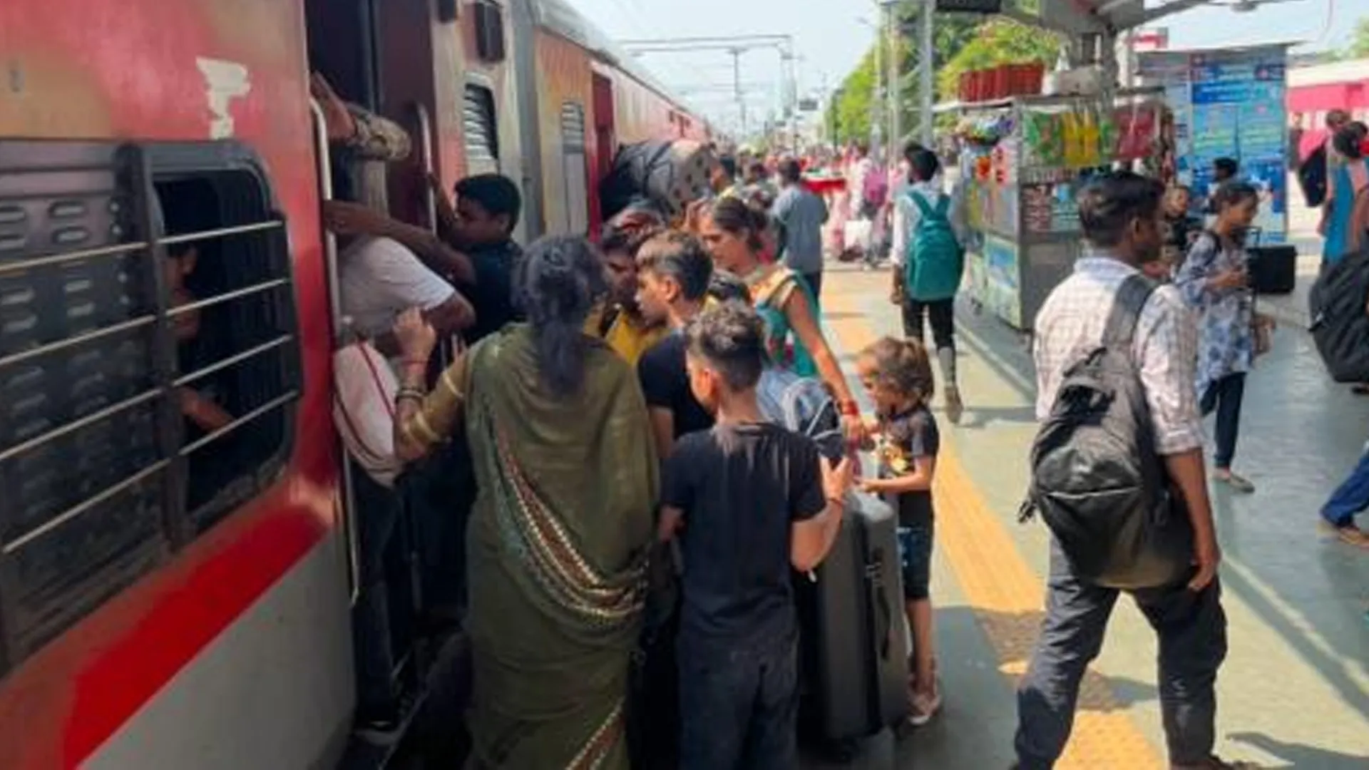 यात्रीगण कृपया ध्यान दें! गंतव्य तक कई घंटे की देरी से पहुंचेंगी कई ट्रेनें