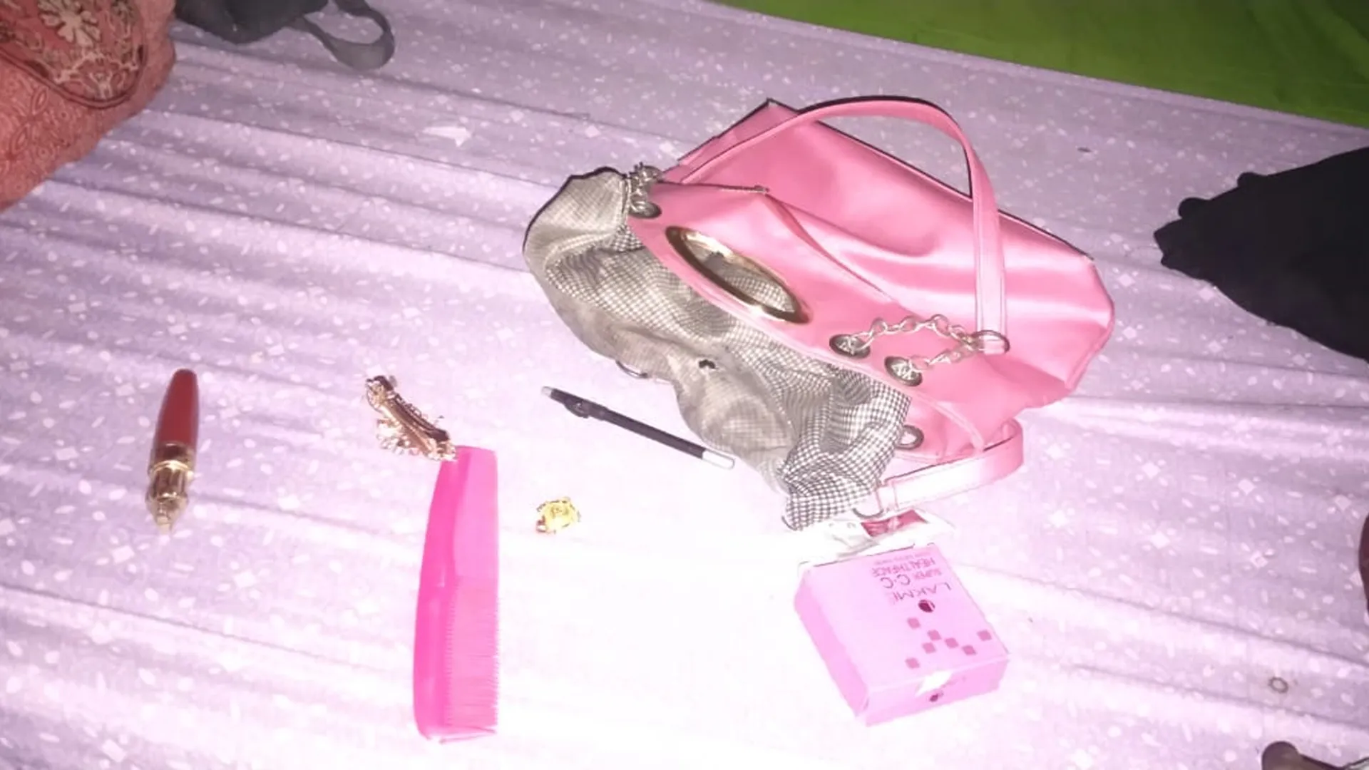 लखीमपुर खीरी : नई बस्ती खकरा में चोरों ने फिर बोला धावा, चुरा ले गए जेवर