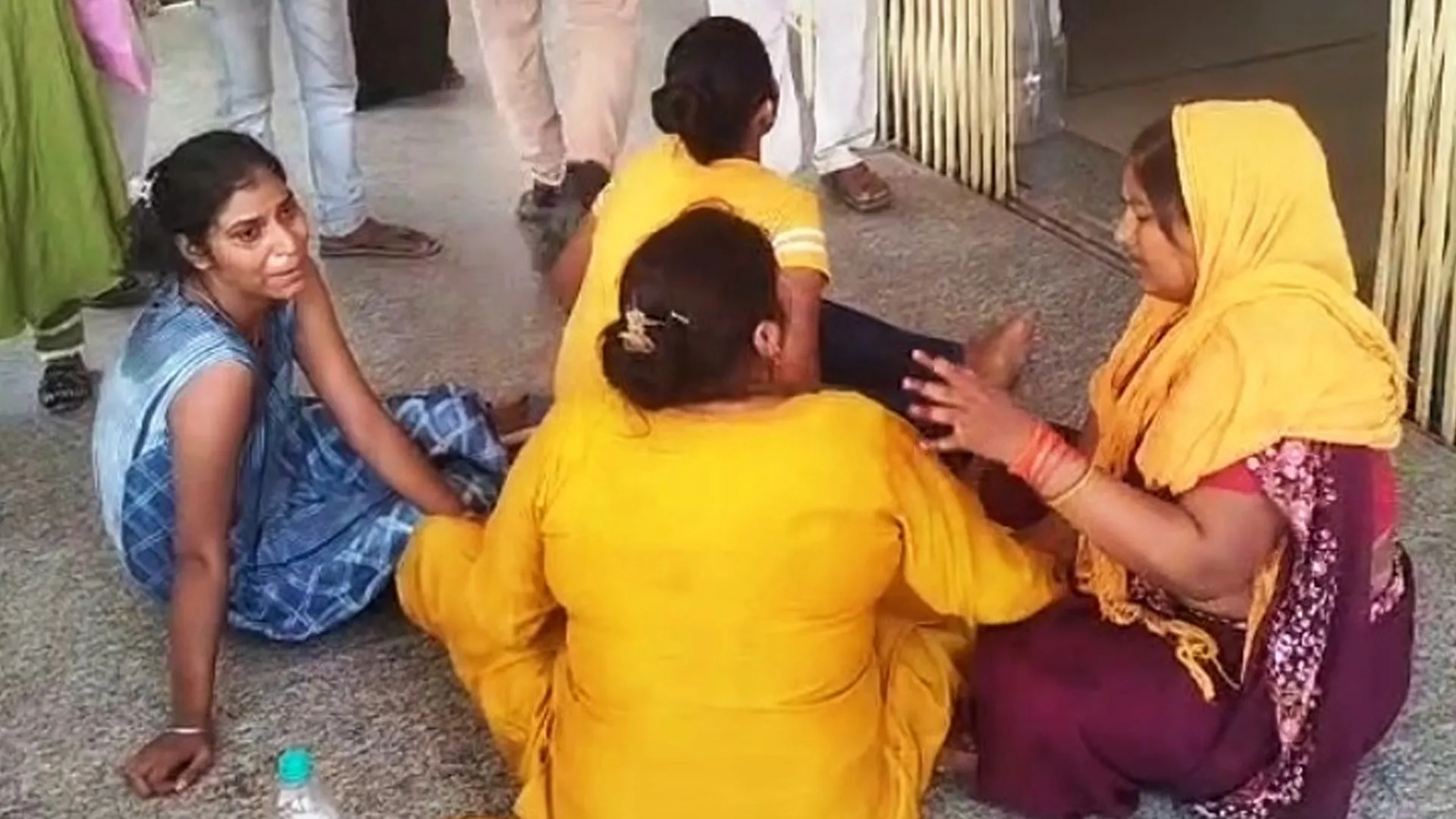 कासगंज : बाइक से गिर कर महिला मौत, परिजन में कोहराम