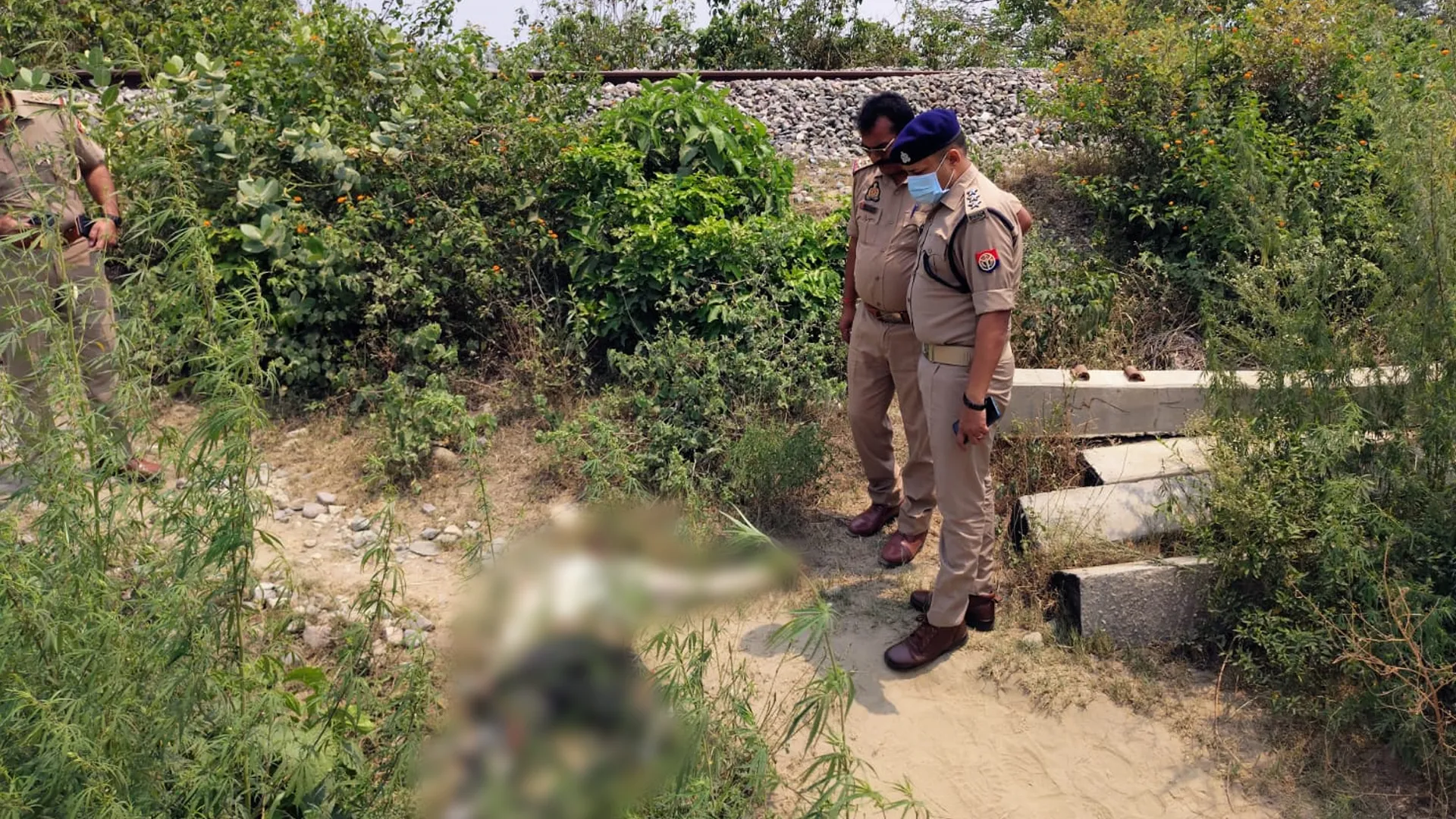 रामपुर : रेलवे लाइन के नीचे मिस्त्री का शव, हत्या की आशंका