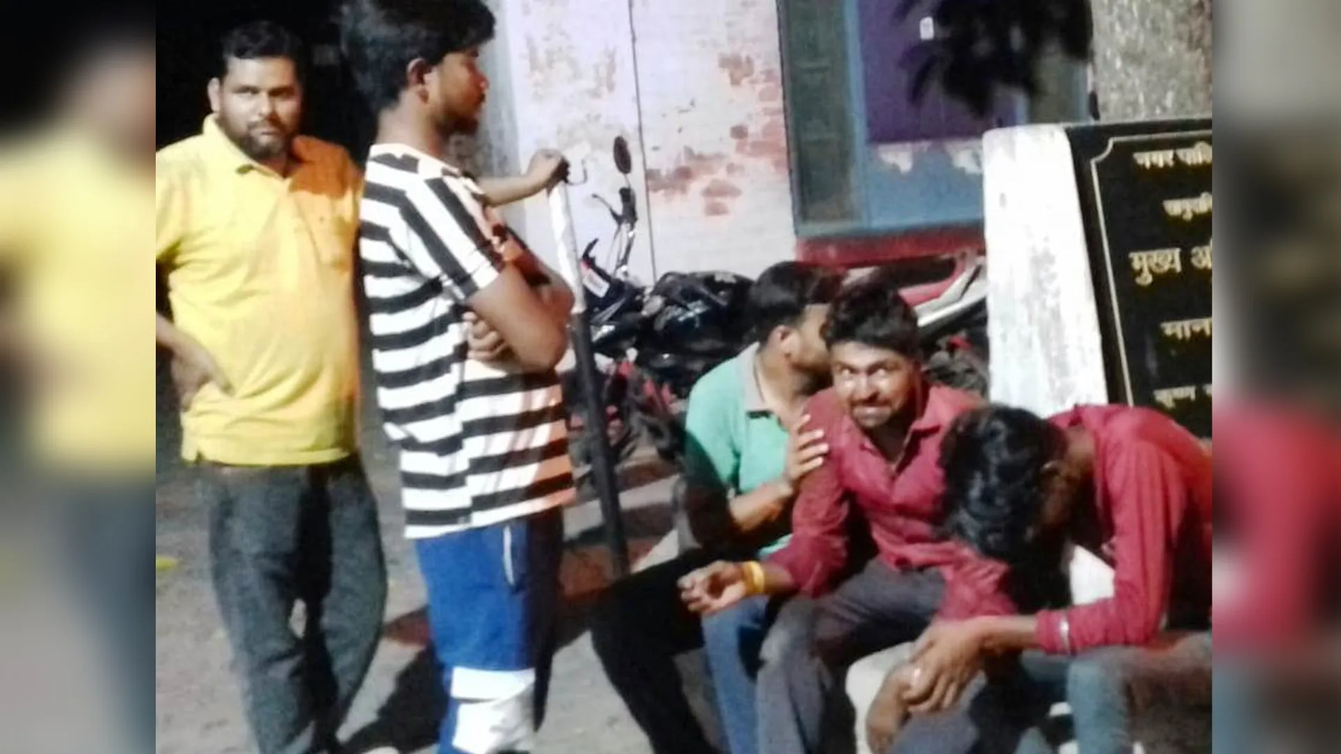 लखीमपुर खीरी : कार की टक्कर से बाइक सवार दो की मौत, एक गंभीर घायल