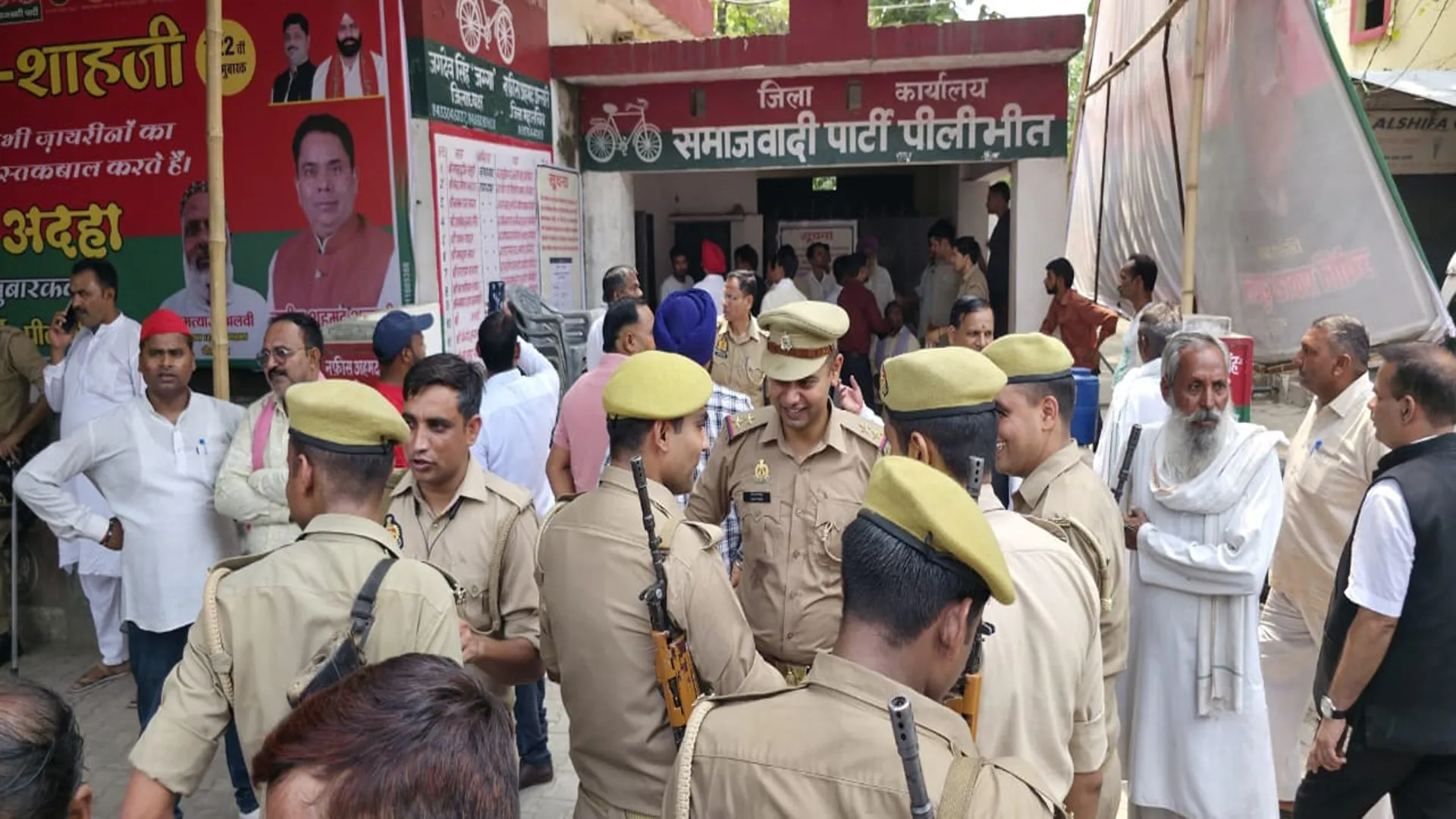 पीलीभीत: सपा कार्यालय खाली कराने पहुंचे अफसर, छावनी बना चौराहा...अभी असमंजस बरकरार