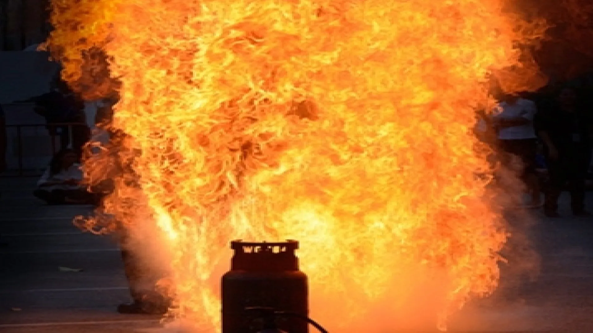 संभल: सीएनजी प्लांट में सिलेंडर फटने से हुए धमाके, इलाका दहला