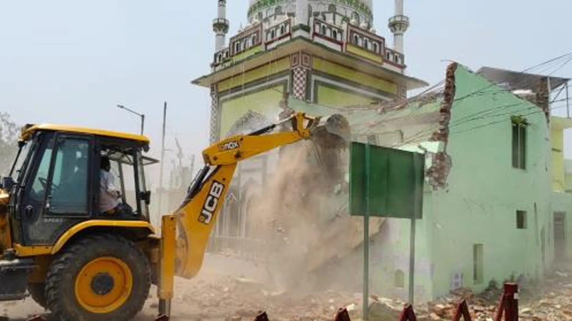 संभल : अतिक्रमण की जद में आई मस्जिद के बड़े हिस्से को किया ध्वस्त