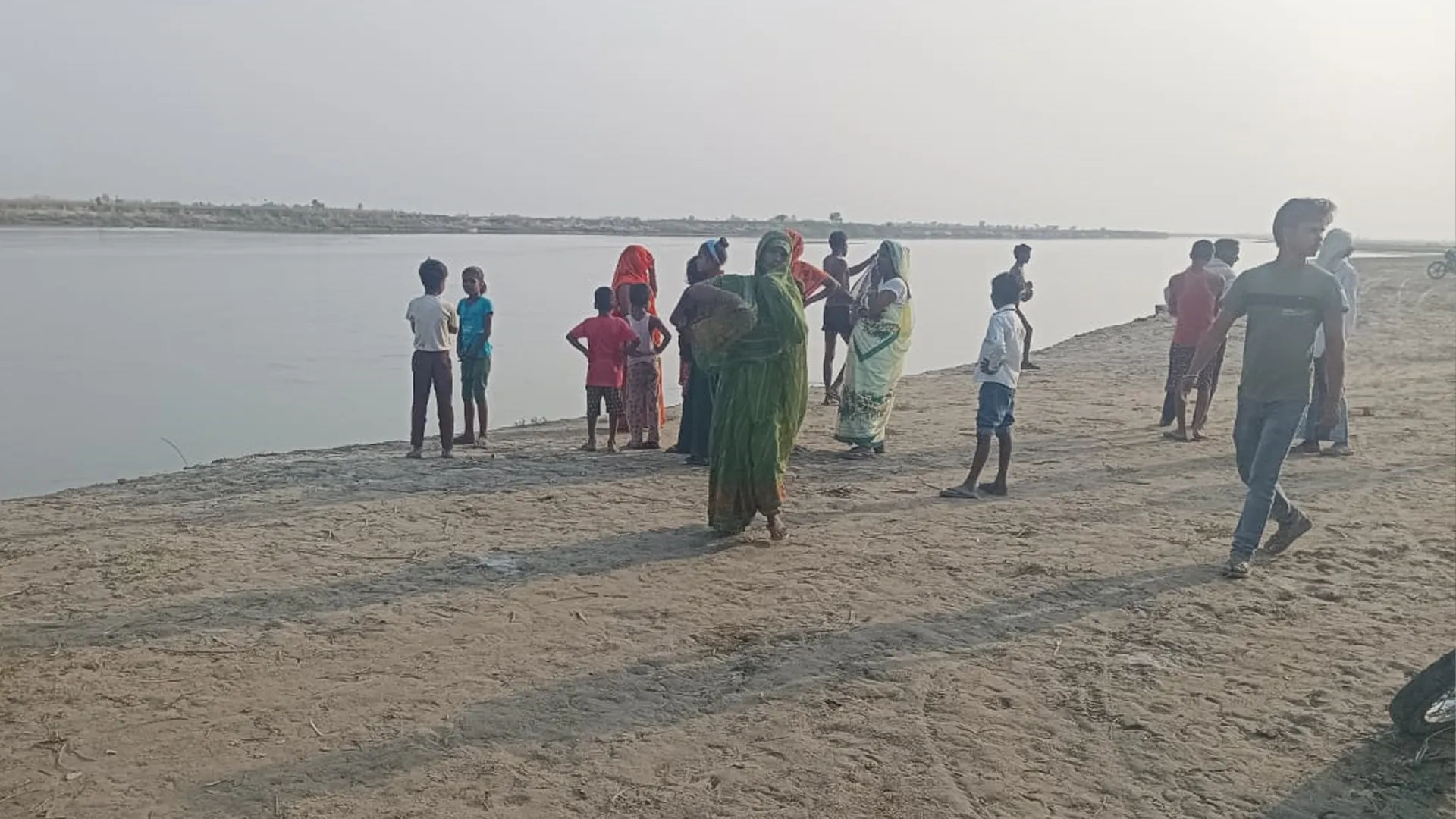 लखीमपुर खीरी : दोस्तों संग नहाने गया युवक घाघरा नदी में डूबा, शुरू की नदी में तलाश