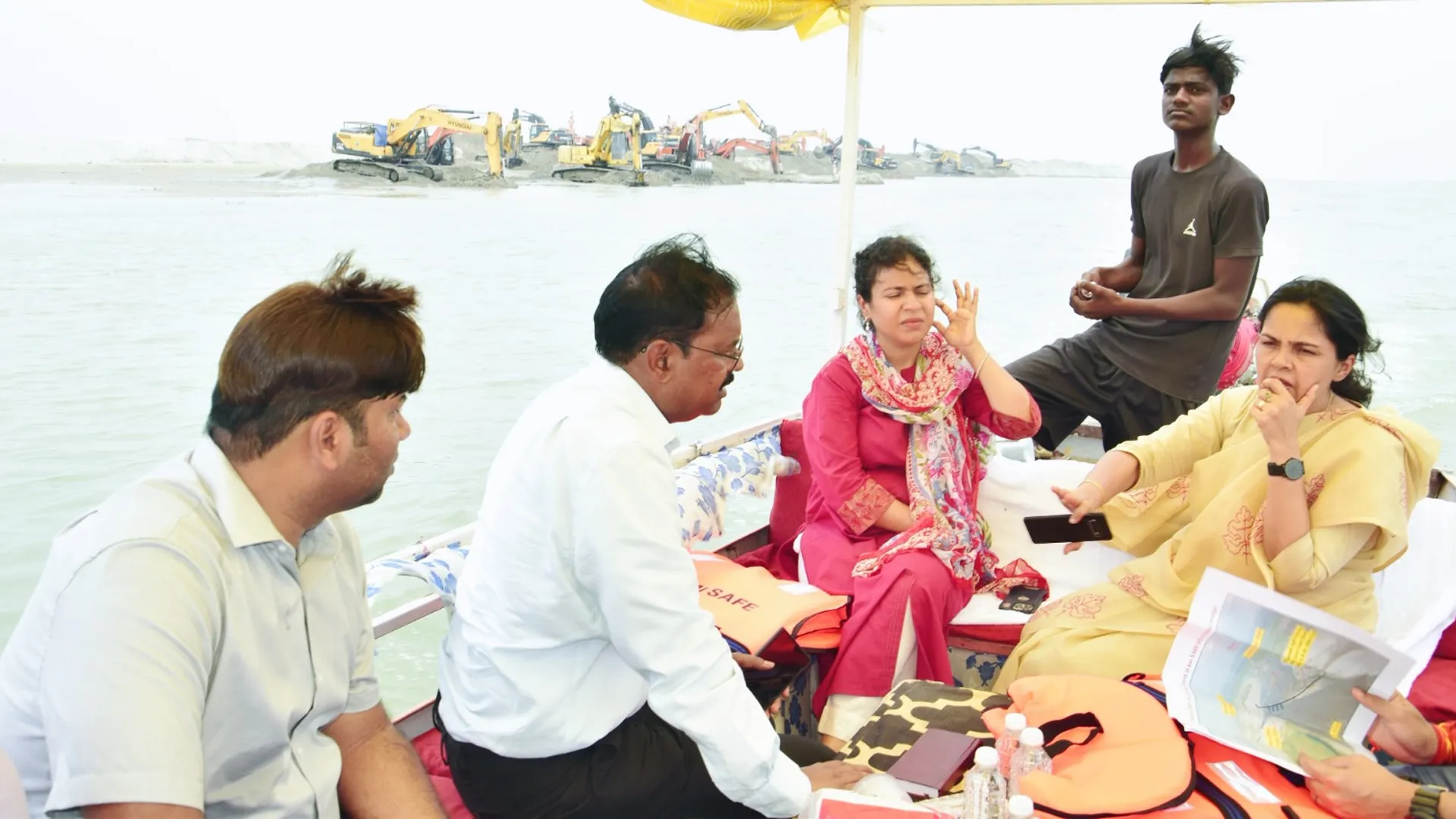 लखीमपुर खीरी : कमिश्नर ने डीएम के साथ लिया चैनलाइजेशन के कार्य का जायजा