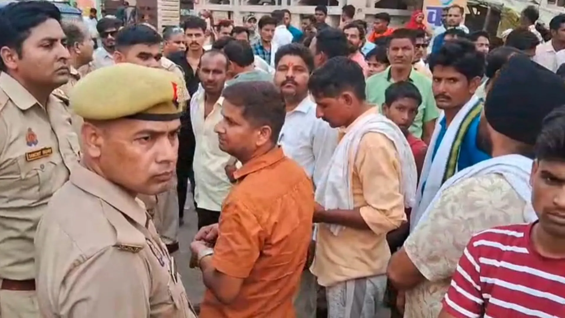 लखीमपुर खीरी : इलाज में लापरवाही का आरोप, युवक की मौत पर भड़के परिजनों ने लगाया जाम