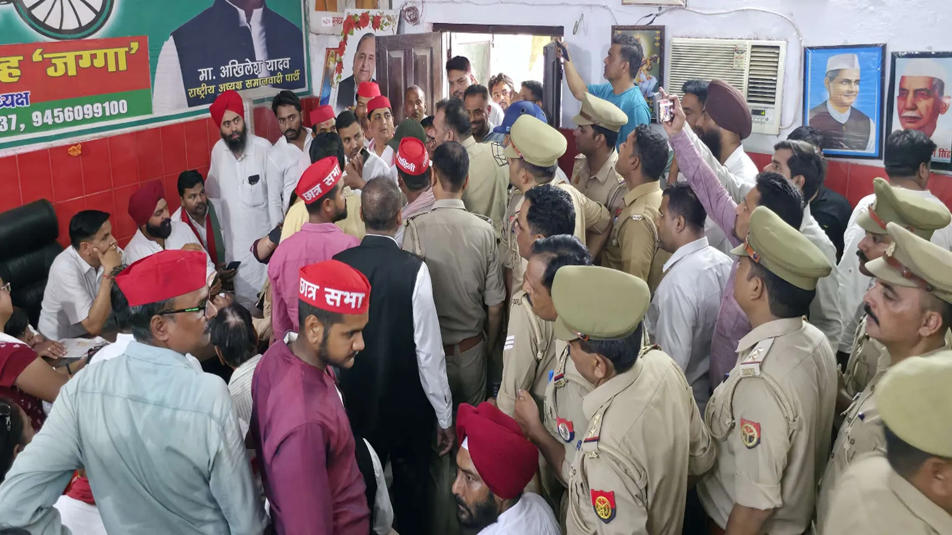 पीलीभीत: चार घंटे चली खींचतान में खाली नहीं हो सका सपा कार्यालय, अचानक बैकफुट पर आए जिम्मेदार..दिए गए और छह दिन