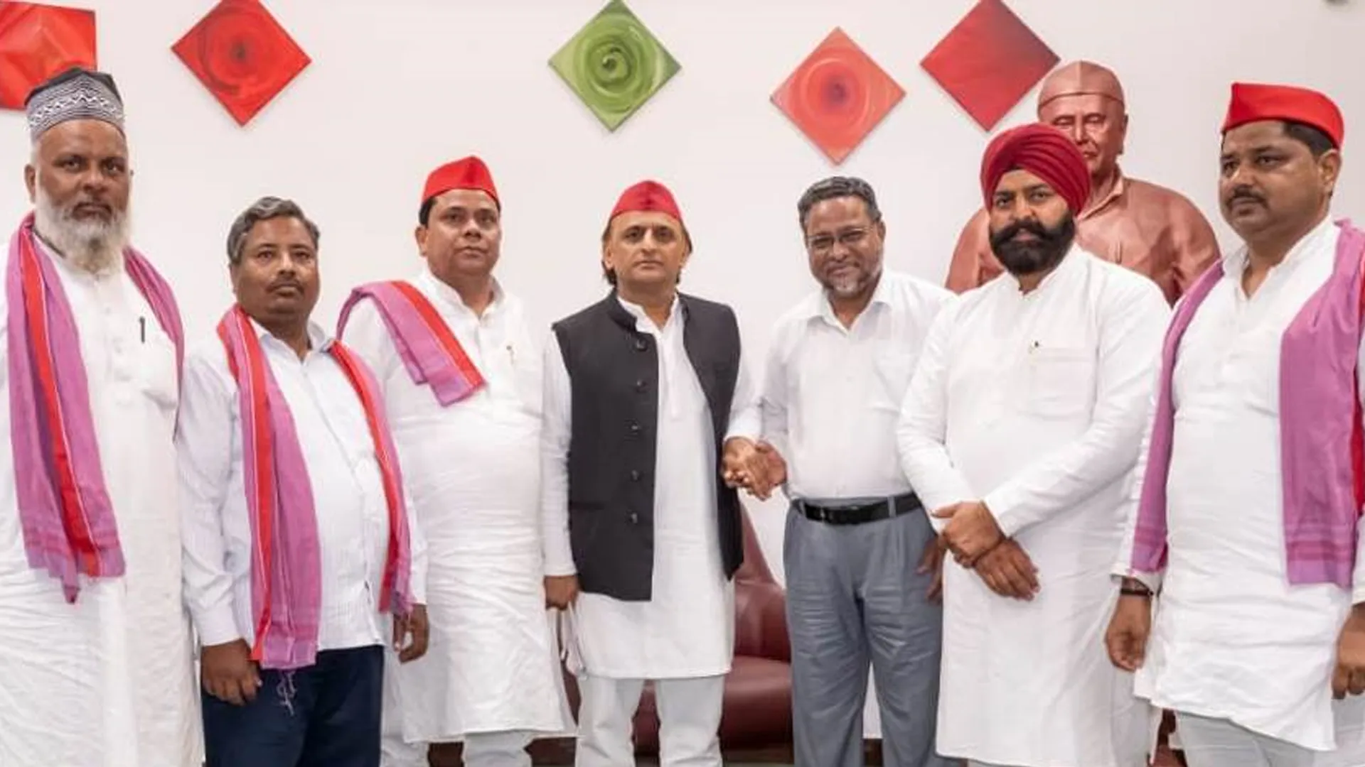 पीलीभीत: सपा कार्यालय प्रकरण: पूर्व मुख्यमंत्री अखिलेश यादव ने विस्तार से जानकारी जुटाई, राजनीति और गरमाई...