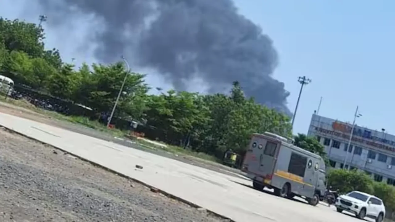 अहमदाबाद विमान दुर्घटना: बचाव कार्य के लिए एनडीआरएफ की छह और बीएसएफ की दो टीम रवाना 