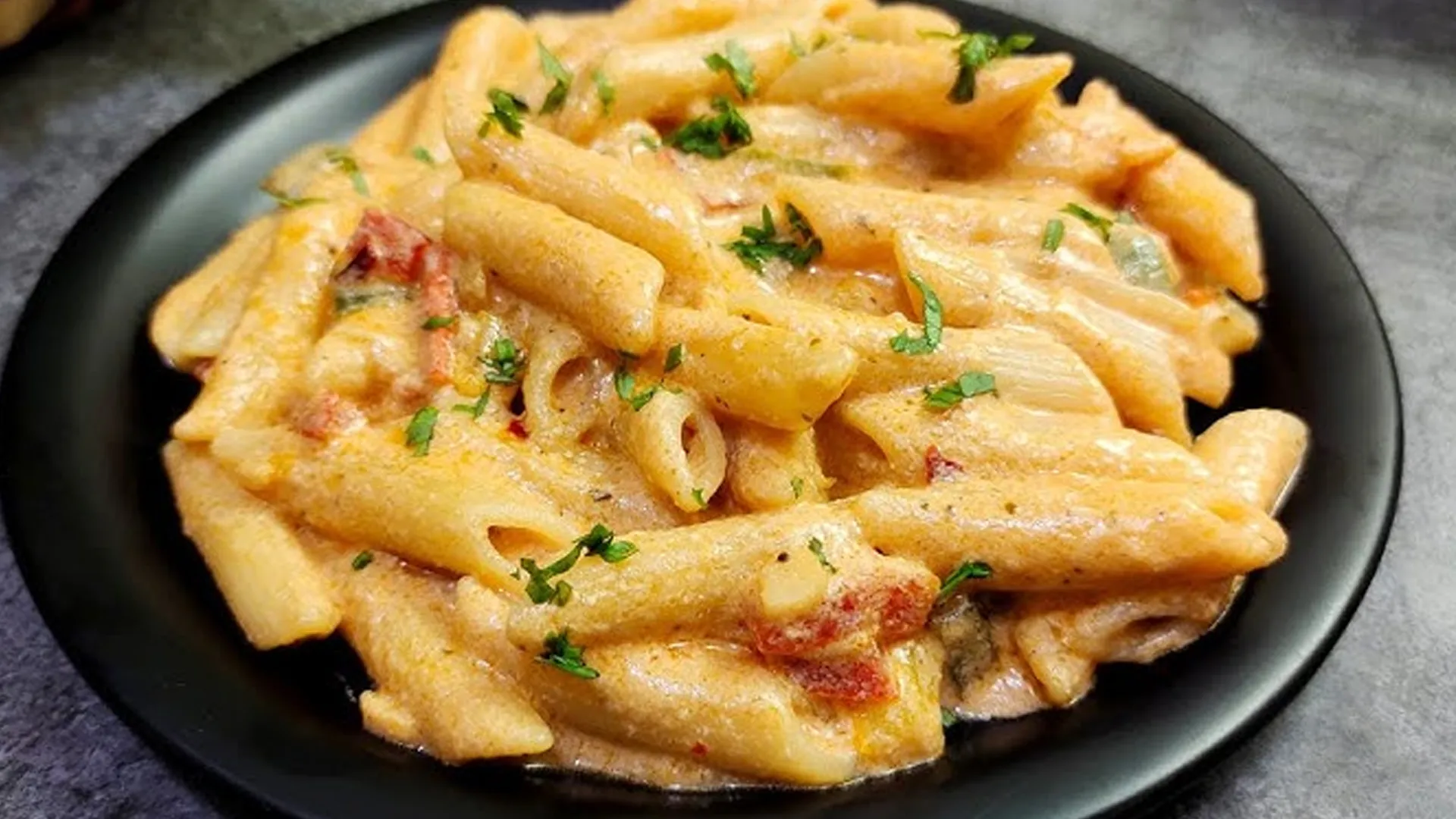 मुरादाबाद : रेस्टोरेंट में पास्ता में निकला कीड़ा, ग्राहकों ने की शिकायत