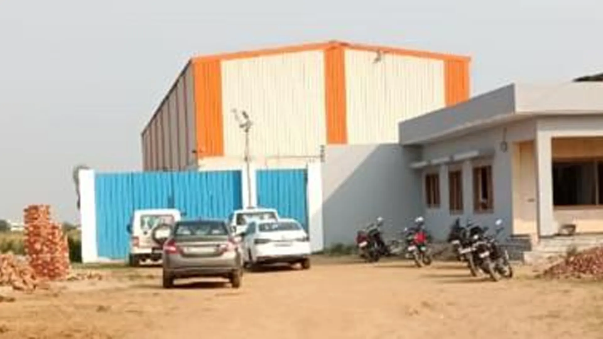 संभल : भाजपा नेता के पुत्र की ऑयल मिल पर छापा, सैंपल लेकर जांच के लिए भेजा