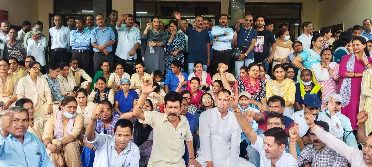  700 उपनल कर्मचारियों ने किया कार्य बहिष्कार