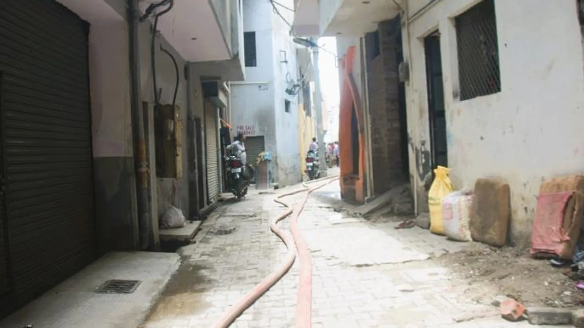 मुरादाबाद : पीतल फैक्ट्री में शॉर्ट सर्किट से लगी भीषण आग