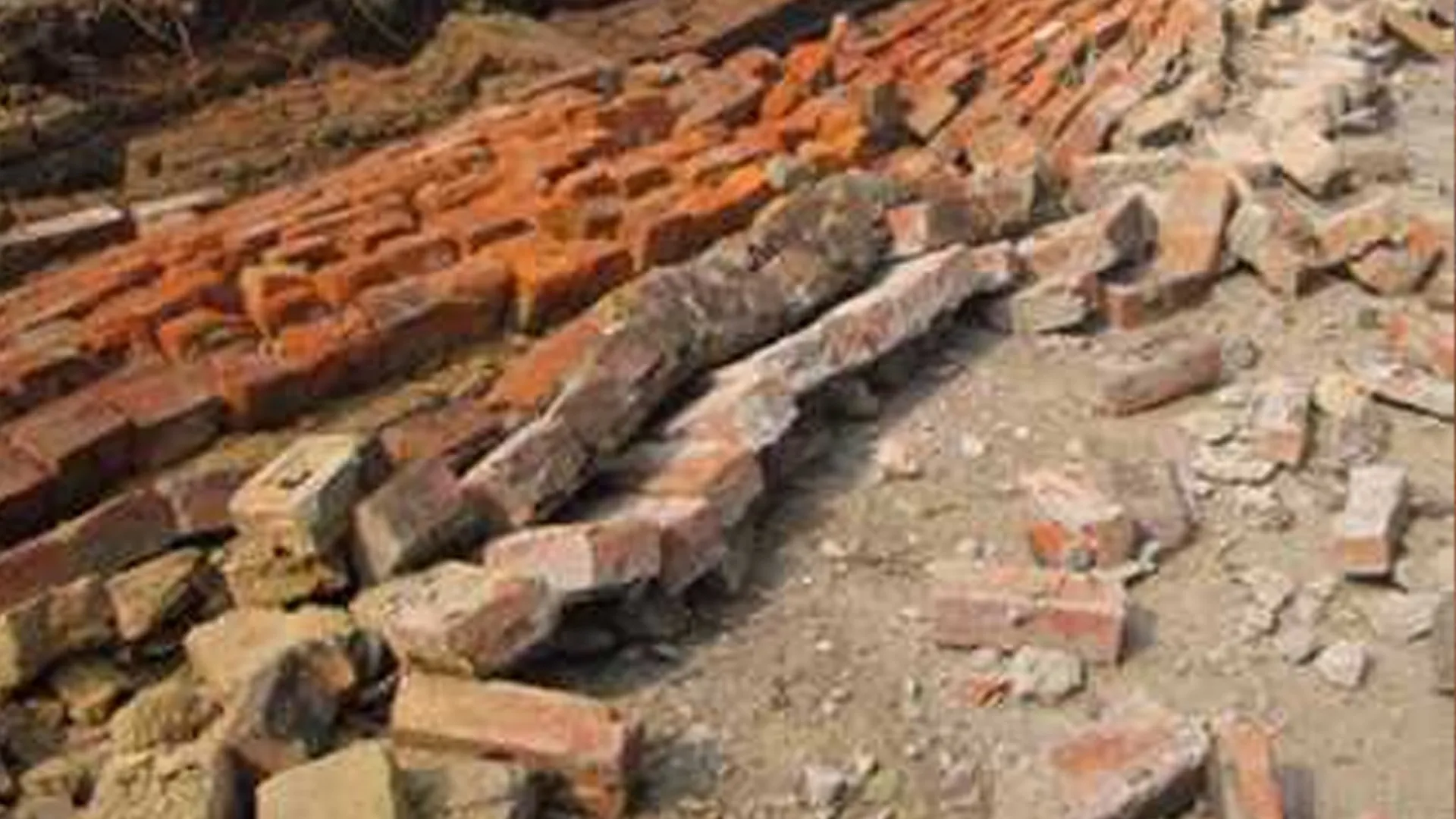 बदायूं : खेलते समय बालिका पर गिरी दीवार, दबने से बालिका की मौत