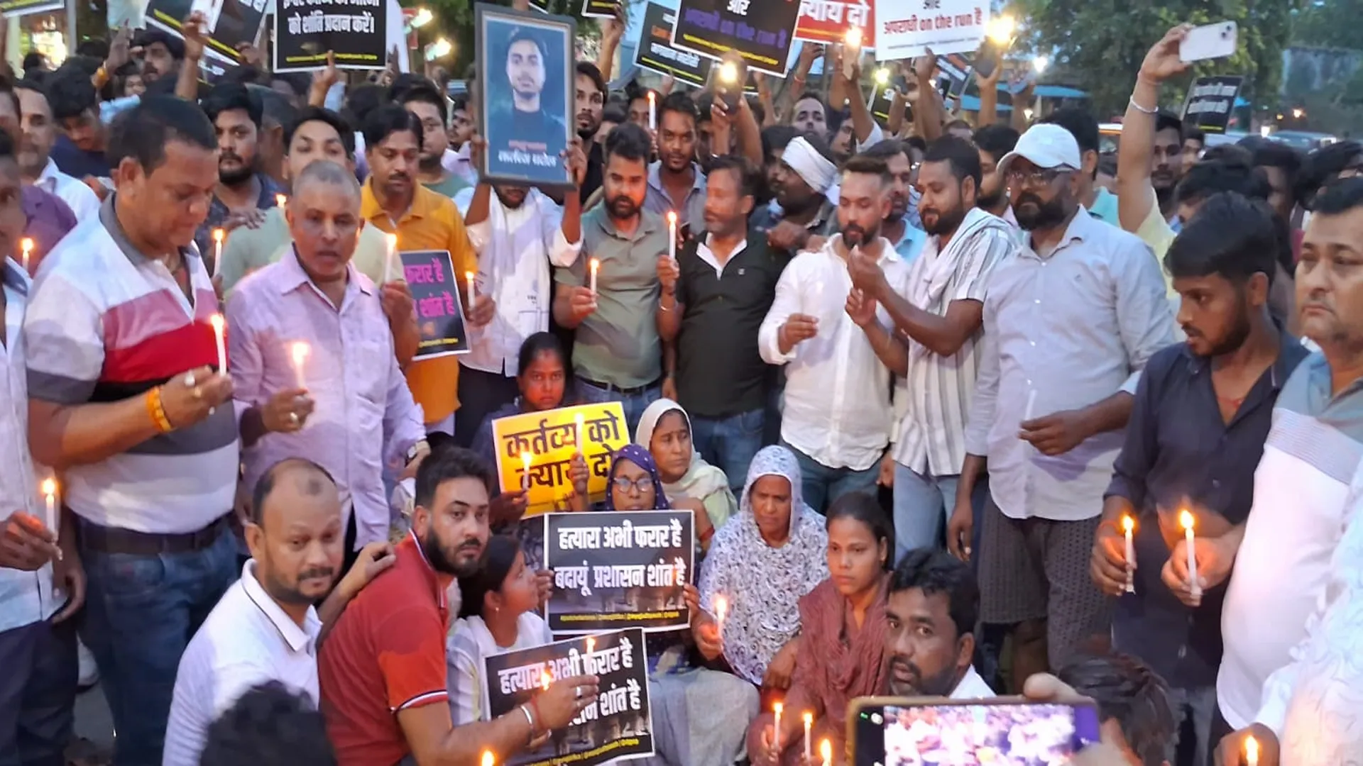 बदायूं : हत्यारोपी की नहीं हुई गिरफ्तारी, कुर्मी समाज के लोगों ने निकाला कैंडल मार्च