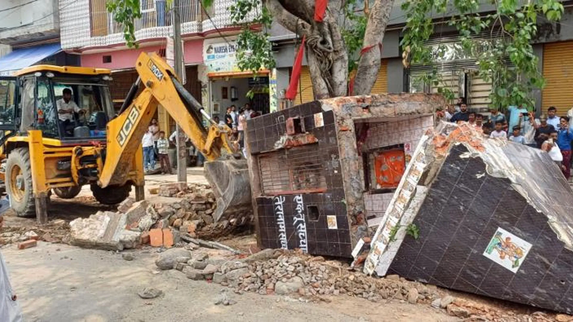 संभल : मूर्तियां शिफ्ट कराने के बाद ढहाया प्राचीन मंदिर