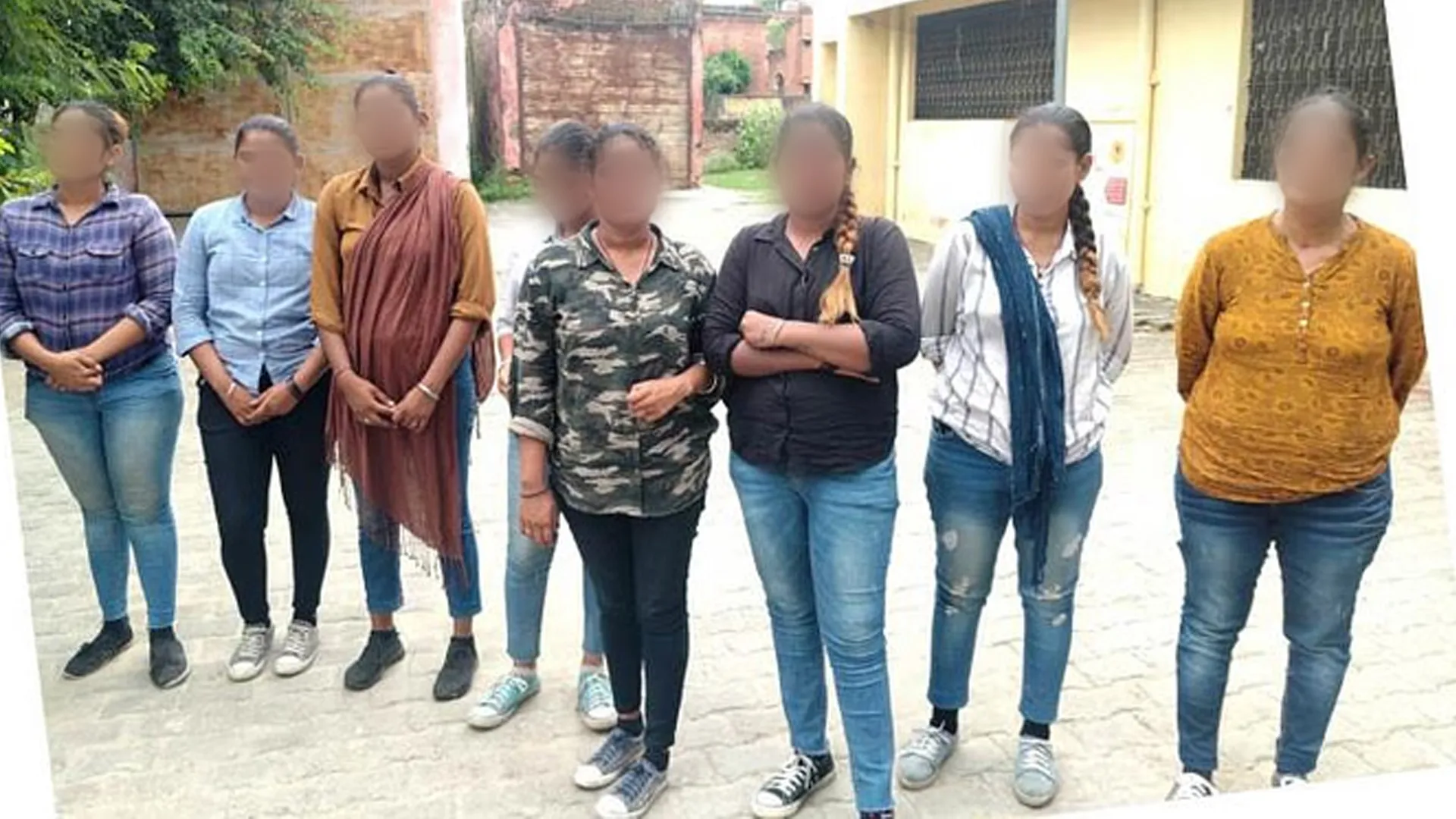 बरेली : राहगीरों से कर रही थीं वसूली, गुजरात की नौ युवतियां गिरफ्तार